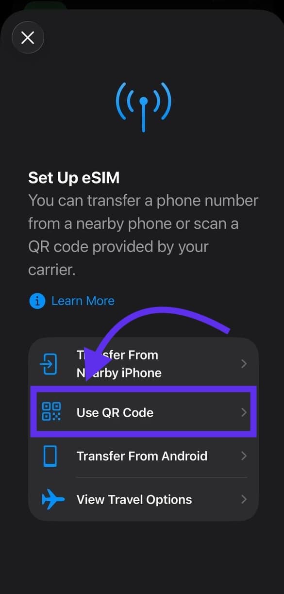 iPhone-ի eSIM-ի կարգավորման էկրան՝ ընդգծված Օգտագործել QR կոդ տարբերակով