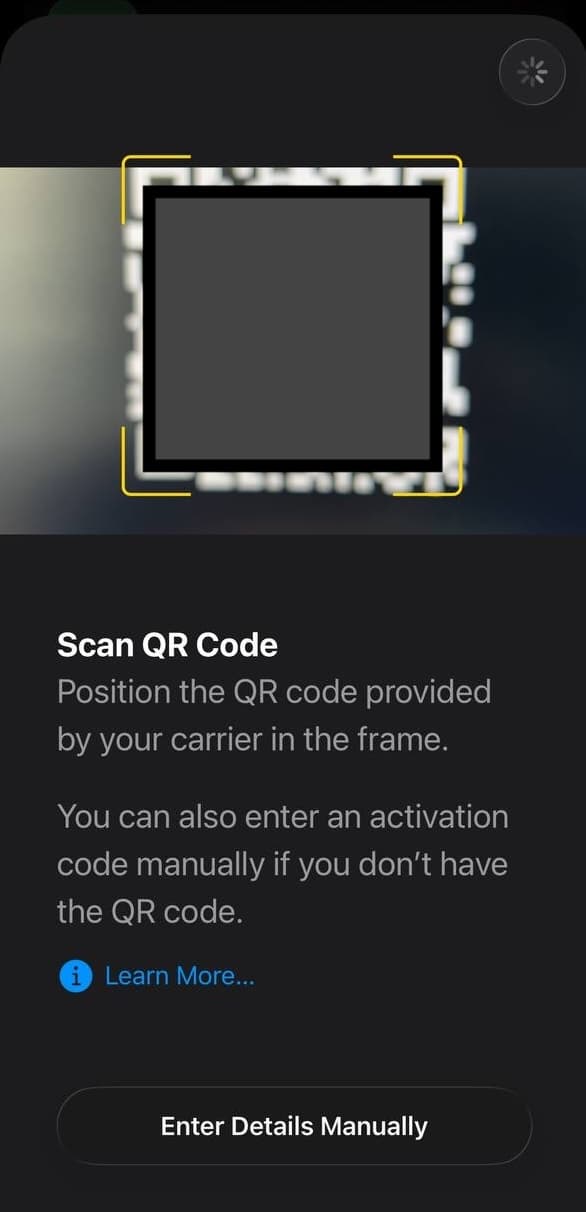 iPhone-ի տեսախցիկը՝ ուղղված QR կոդ սկանավորելուն